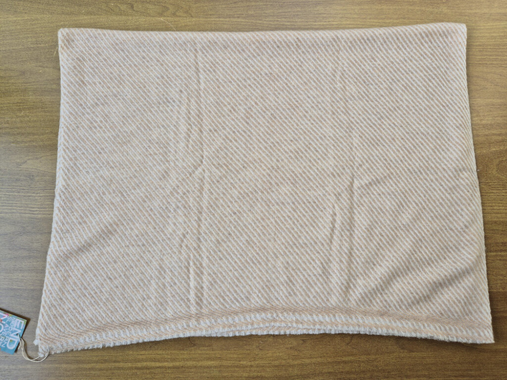 Weicher Kaschmir-Stola in Pfirsich-Creme | handgewebt von LWH | 65×195 cm